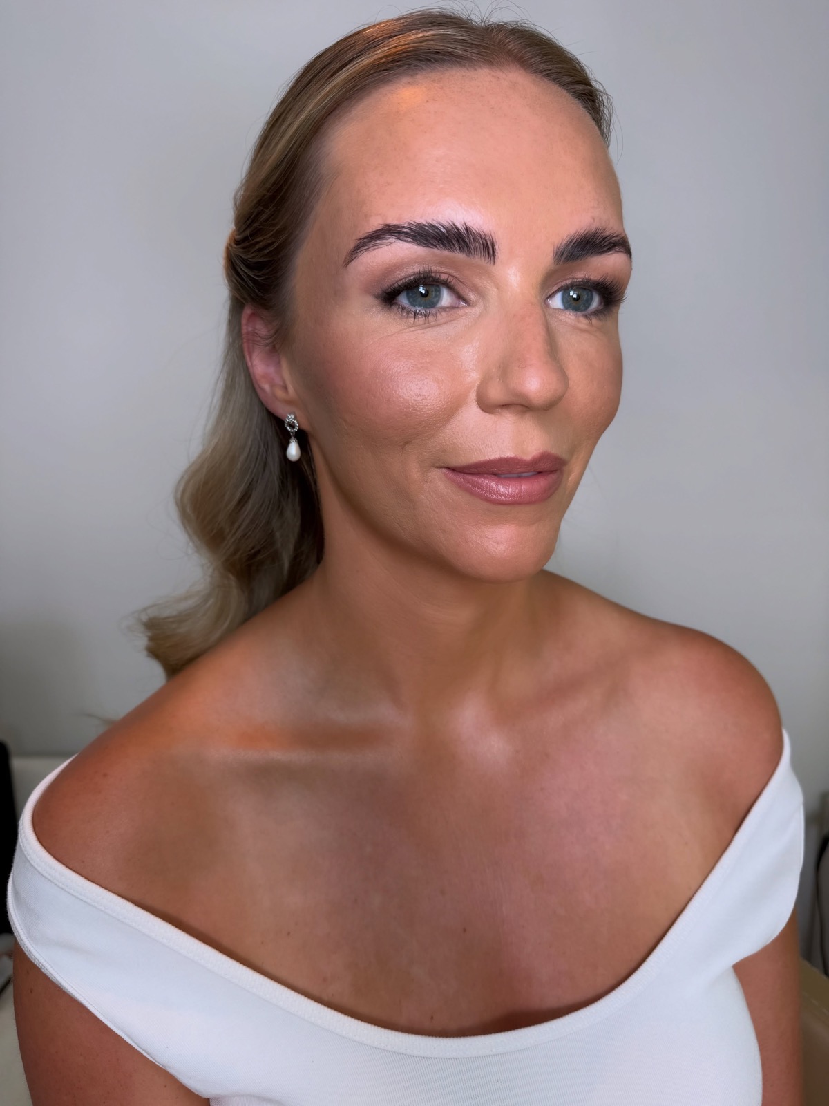 Bridal makeup look with rosy Naked3 eyeshadow, soft flushed cheeks, and a rose-nude lip by Yasemin Hair and Makeup