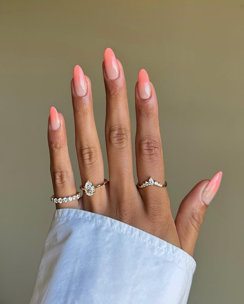 Coral summer manicure