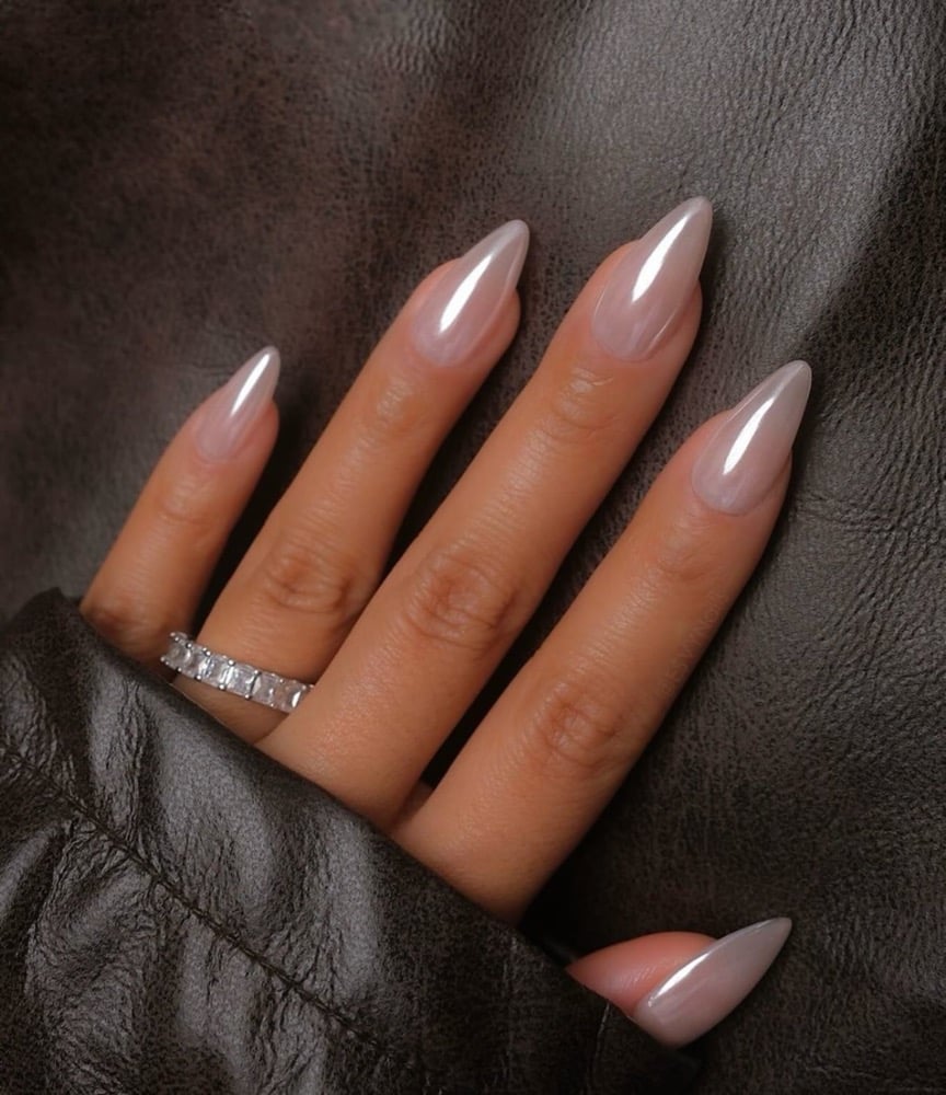 Pearl summer manicure