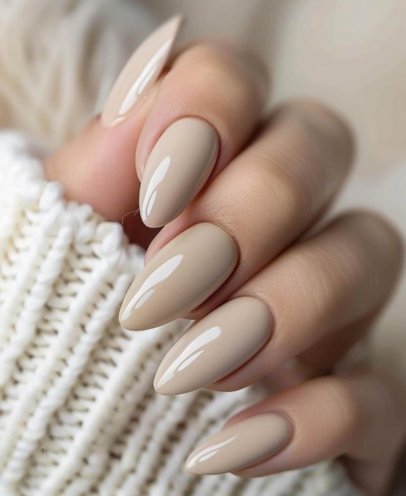Sandy Beige summer manicure